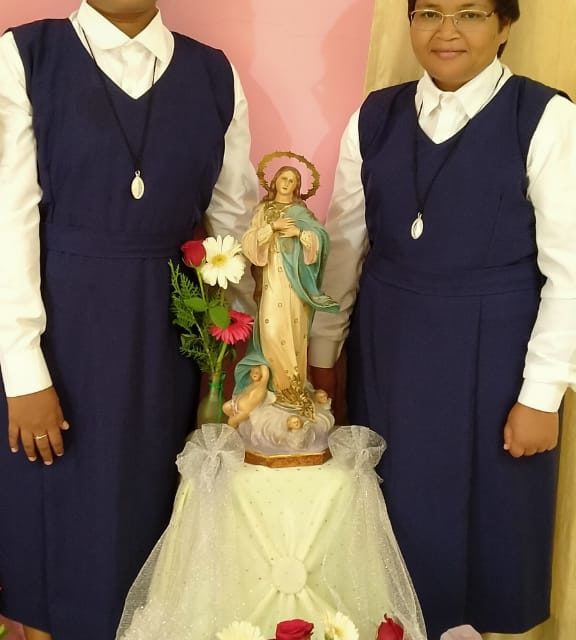 (Español) Dos jóvenes tras las huellas de la Inmaculada