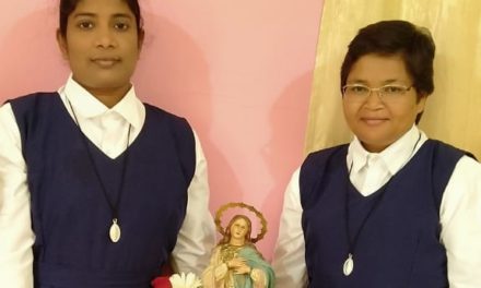 (Español) Dos jóvenes tras las huellas de la Inmaculada